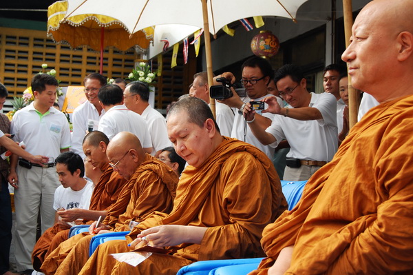 -เดินมาหน้าพิธี-4.jpg