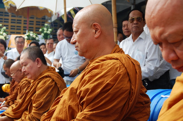 -เดินมาหน้าพิธี-8.jpg