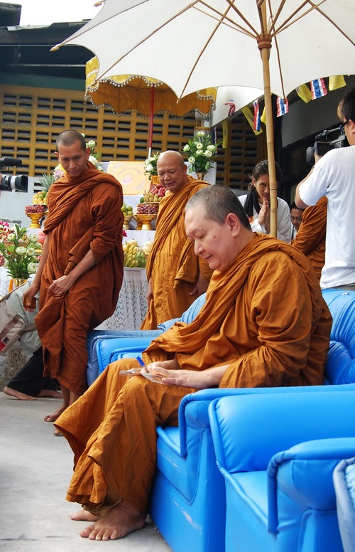 -เดินมาหน้าพิธี-1.jpg