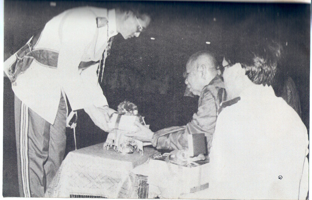 ภูมิพลอดุลยเดช เสด็จพระราชดำเนิน มาถวายผ้าพระกฐิน ณ วัดมหาธาตุ ยุวราชรังสฤษฎ์ แด่พระเดชพระคุณ.jpg