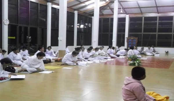 ผู้มาปฏิบัติธรรม ร่วมทำวัตรเย็น และนั่งสมาธิพร้อมกับพระอาจารย์.jpg