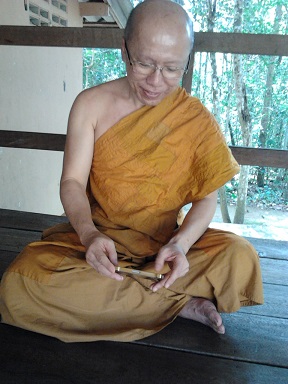 พระครองผ้าอังสะ.jpg