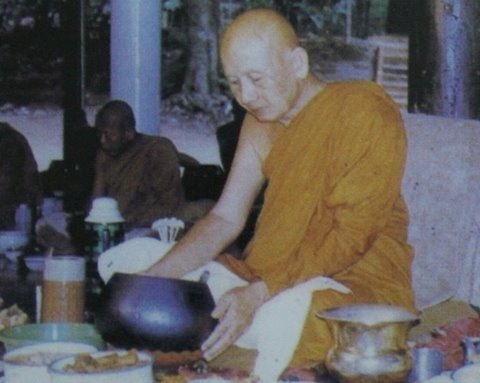 หลวงปู่เทสก์ เทสรังสี.jpg