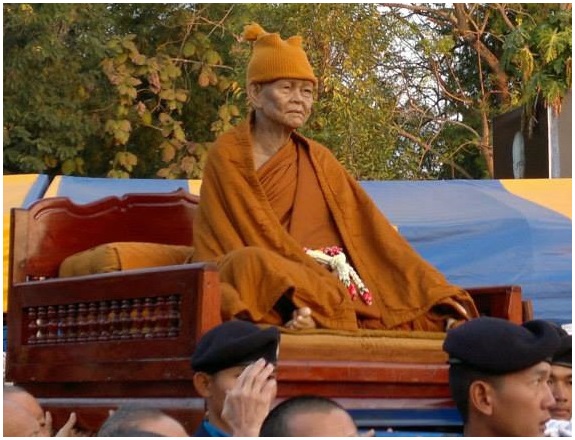 หลวงตามหาบัว ญาณสัมปันโน.jpg