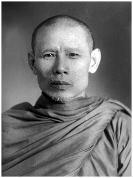 ท่านพ่อลี ธัมมธโร (3).jpg